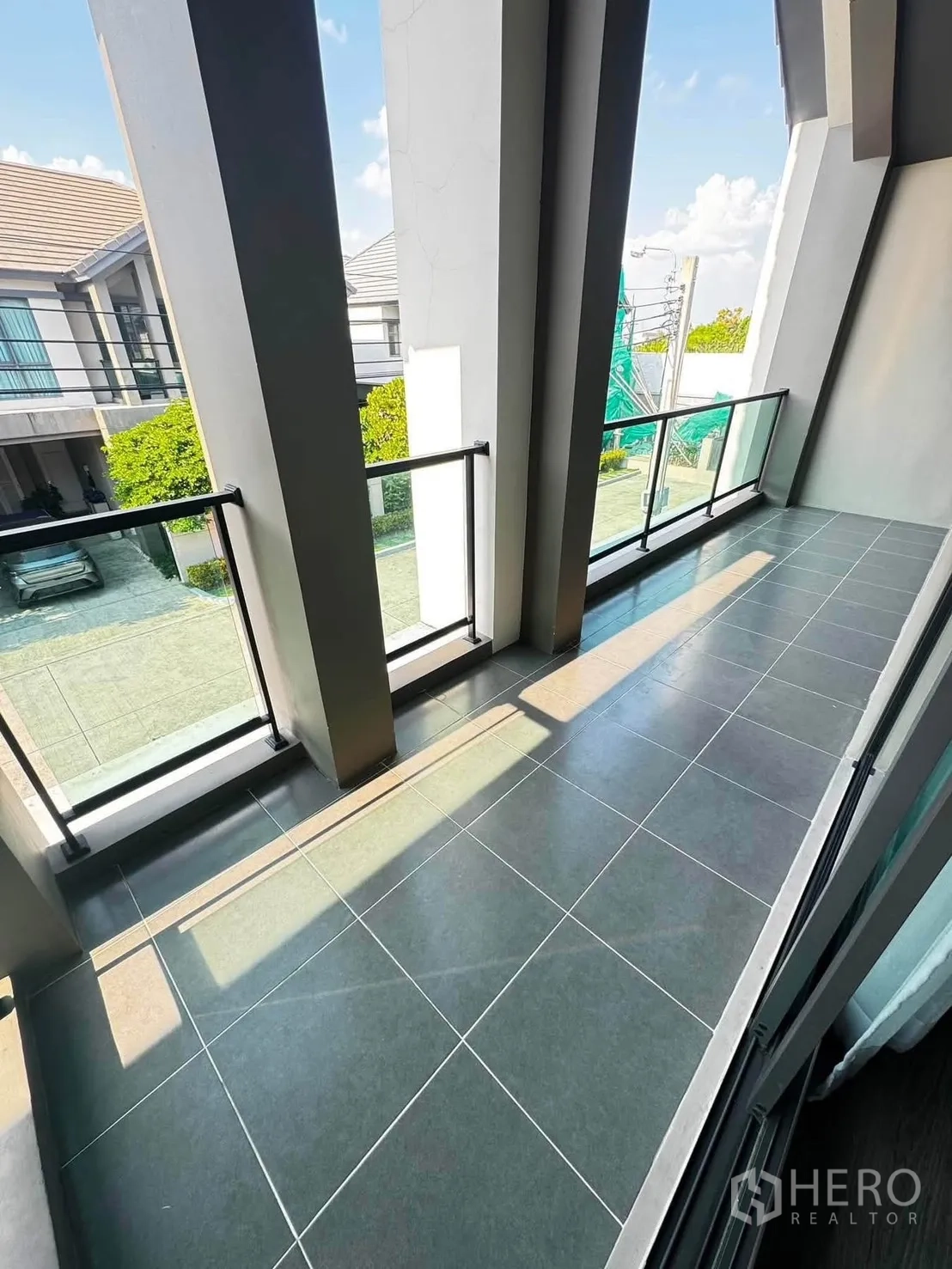 独栋房屋 for rent in Saphan Sung, Bangkok - 二层阳台配玻璃栏杆与高立柱，可眺望安静街景。