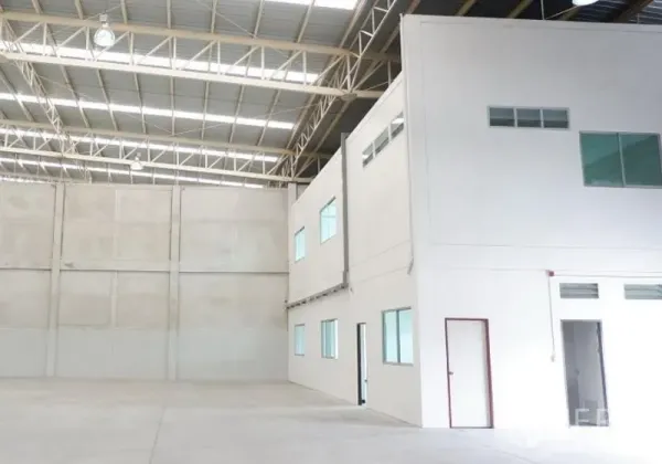 工厂 出租在Pluak Daeng, Rayong - 高挑厂房内部，带两层内建办公室，钢结构屋架与抛光混凝土地面。