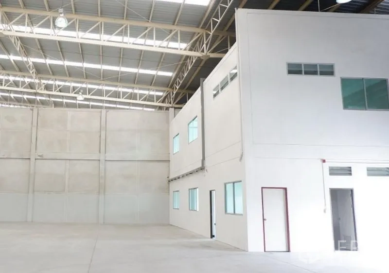 工厂 出租在Pluak Daeng, Rayong - 高挑厂房内部，带两层内建办公室，钢结构屋架与抛光混凝土地面。