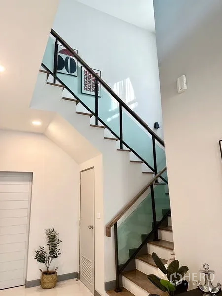 Detached House for rent or sale in Bang Phli, Samut Prakan - Staircase with glass balustrade and minimalist decor.