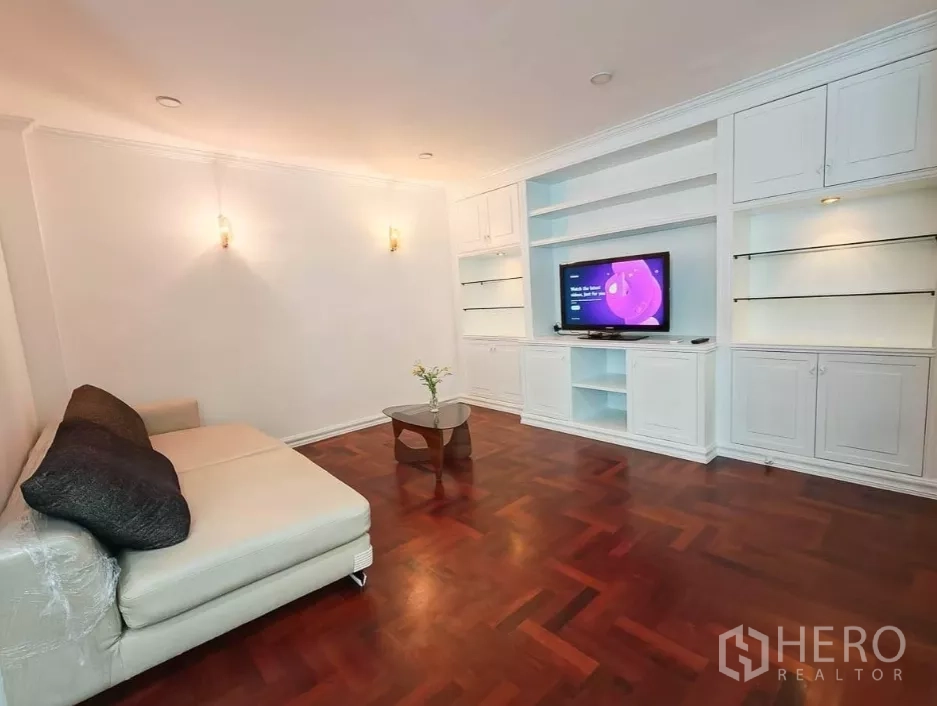 บ้าน ให้เช่าในYan Nawa, Bangkok - ห้องพักผ่อนชั้นบนพร้อมชั้นวางบิลต์อิน ทีวี และโซฟาเข้ามุม