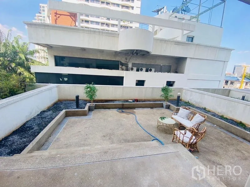 คอนโด ให้เช่าหรือขายในWatthana, Bangkok - เทอเรซกลางแจ้งส่วนตัว พร้อมชุดหวายและกระถางต้นไม้