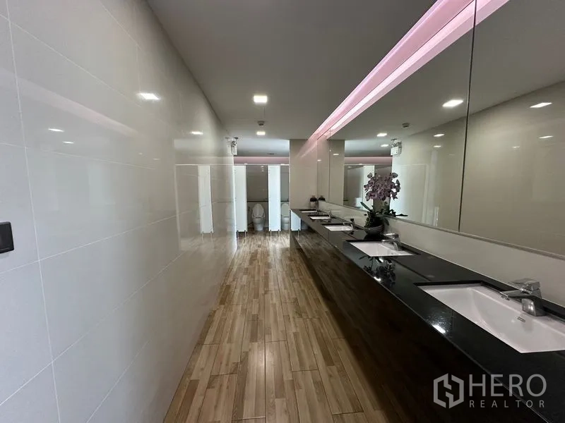 สำนักงาน ให้เช่า - ห้องน้ำสว่าง มีอ่างล้างหน้าหลายจุด กระจกบานยาว และห้องสุขาแยก