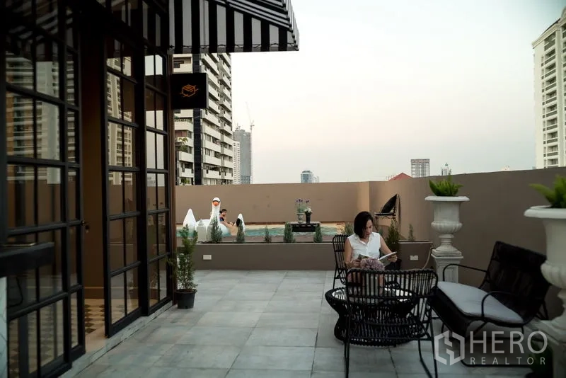 อพาร์ทเมนท์ ให้เช่าในWatthana, Bangkok - เทอเรซดาดฟ้าพร้อมกันสาดลายทางดำขาว ชุดนั่งเล่น และมุมมองสระน้ำ