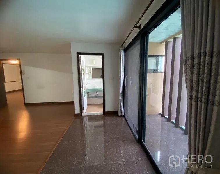 Home Office for rent in Don Mueang, Bangkok - Small lounge by the balcony with sliding doors and access to a bathroom.