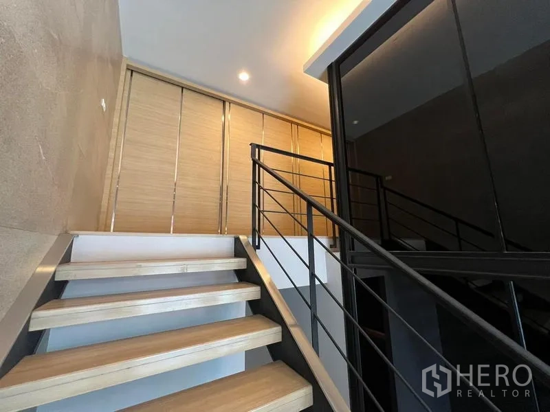 สำนักงานที่บ้าน ให้เช่าในBueng Kum, Bangkok - บันไดขึ้นชั้นบนข้างห้องประชุมกระจกสีดำ