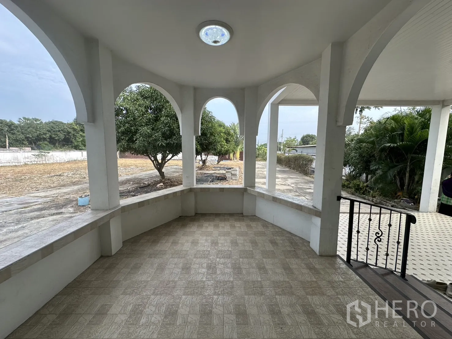 สำนักงานที่บ้าน ให้เช่า - เฉลียงหน้าบ้านแบบมีหลังคาและซุ้มโค้ง มองออกสู่ลาน.