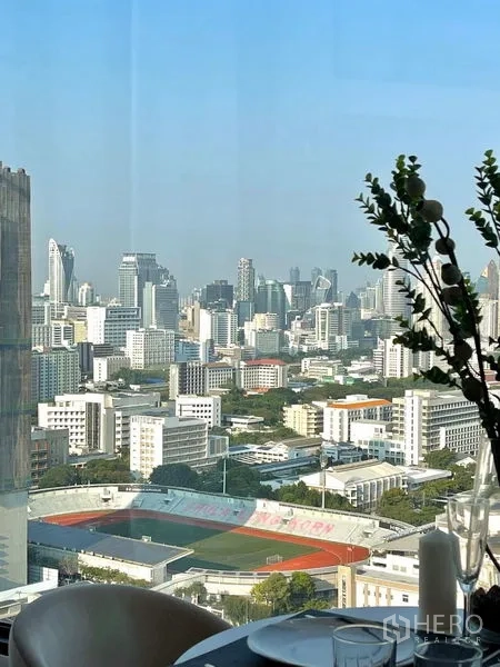 Condominium for rent - Window-side dining table overlooking the city and Chulalongkorn University Stadium.