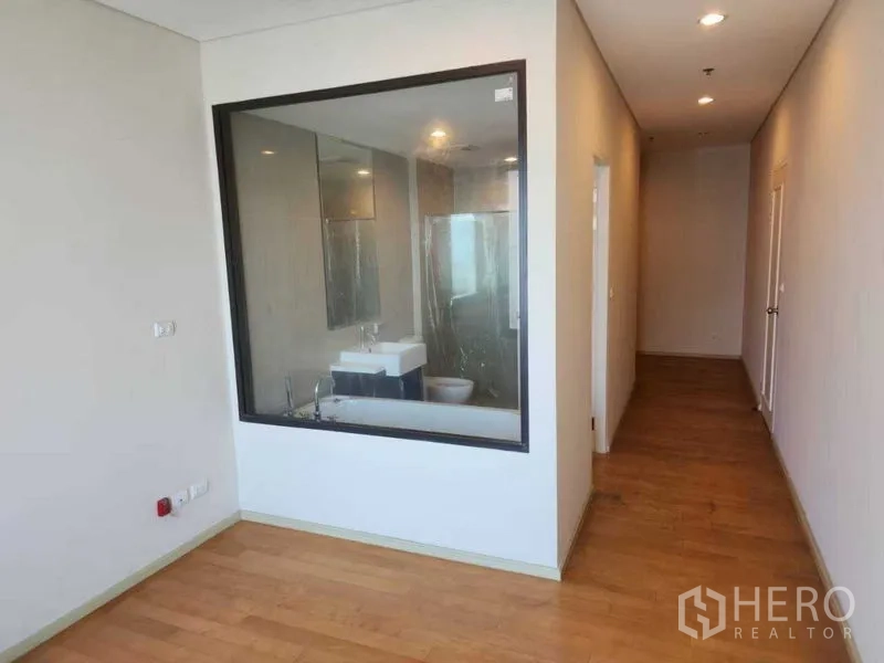 คอนโด ให้เช่าในRatchathewi, Bangkok - ห้องนอนมีผนังกระจกมองเห็นห้องน้ำในตัวและทางเดิน