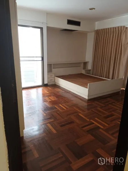 คอนโด ให้เช่าในDin Daeng, Bangkok - ห้องนอนที่สองพร้อมฐานเตียง ผ้าม่านทึบ และประตูออกระเบียง