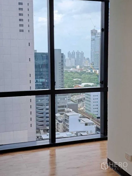 สำนักงาน ให้เช่าในBang Rak, Bangkok - มุมมองผ่านกระจกสูงจากพื้นจรดเพดาน เห็นใจกลางกรุงเทพฯและเส้นทางรถไฟฟ้า