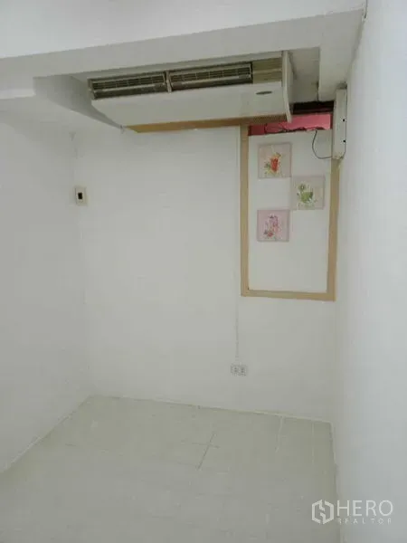 ทาวน์เฮาส์ ให้เช่าในKhlong Toei, Bangkok - ห้องอเนกประสงค์โทนขาว ติดแอร์แบบแขวนผนัง