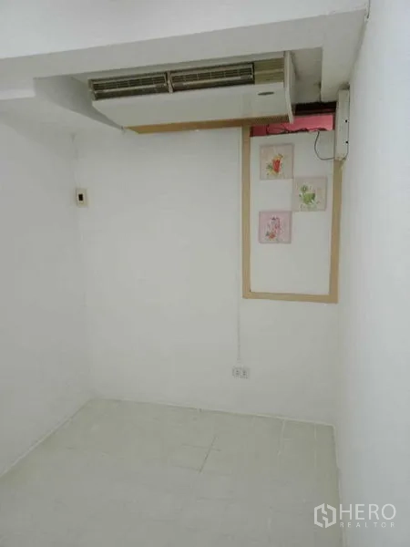 ทาวน์เฮาส์ ให้เช่าในKhlong Toei, Bangkok - ห้องอเนกประสงค์โทนขาว ติดแอร์แบบแขวนผนัง