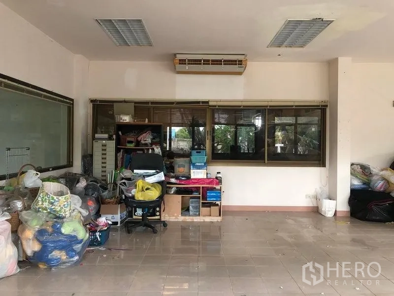工厂 出售在Lam Luk Ka, Pathum Thani - 宽敞办公室，大窗与储物架，瓷砖地面