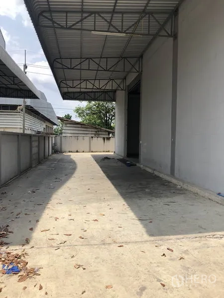 โรงงาน ให้เช่าในLam Luk Ka, Pathum Thani - ลานโหลดอีกด้านหนึ่ง มีหลังคาคลุมและทางวิ่งคอนกรีตสำหรับรถบรรทุก