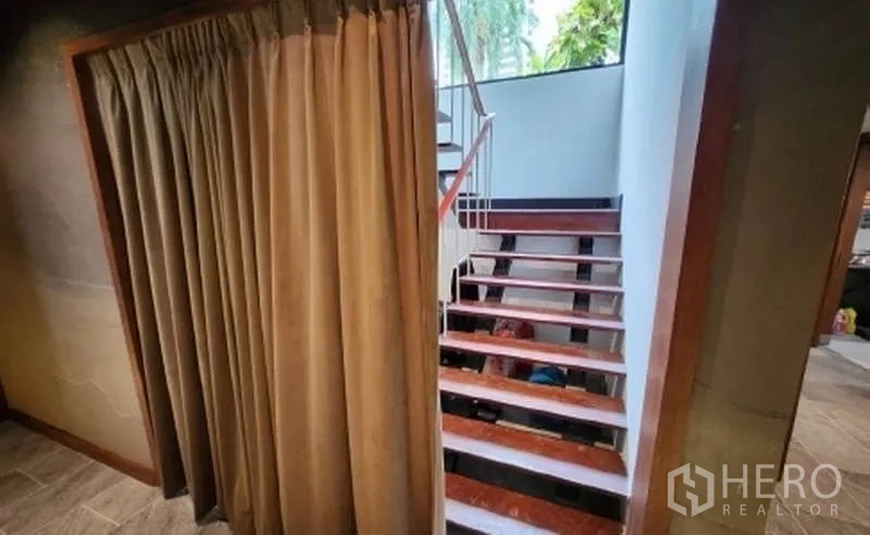 พื้นที่ขายปลีก ให้เช่าในWatthana, Bangkok - โถงบันไดข้างผ้าม่านรับแสงธรรมชาติจากด้านบน