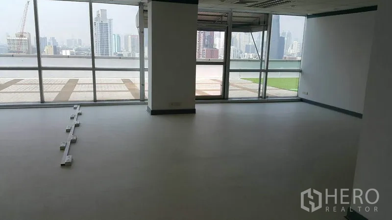 สำนักงาน ให้เช่าในKhlong Toei, Bangkok - พื้นที่สำนักงานกว้างติดผนังกระจกและเทอเรส รับแสงธรรมชาติเต็มที่