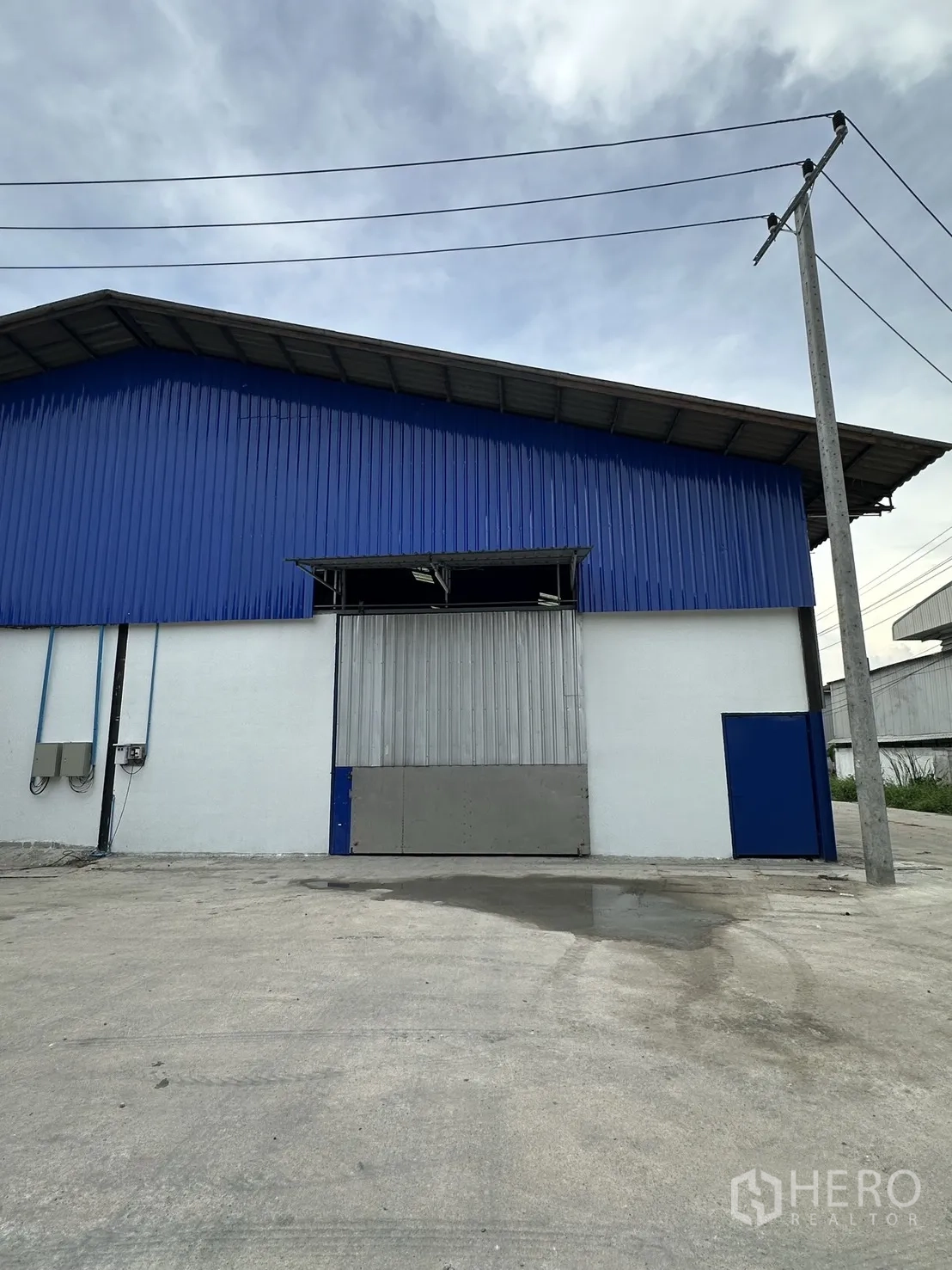 仓库 for rent in Mueang Samut Prakan, Samut Prakan - 仓库正立面，展示主装卸大门与出入口车道。