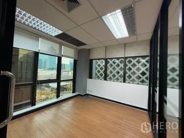 办公空间 出租 - 转角办公室，落地窗与卷帘，可望曼谷城市景观。