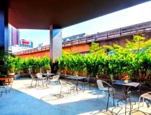 สำนักงาน ให้เช่าในKhlong Toei, Bangkok - ระเบียงเอาต์ดอร์ โต๊ะนั่ง ต้นไม้แน่น และวิวทางรถไฟฟ้า BTS