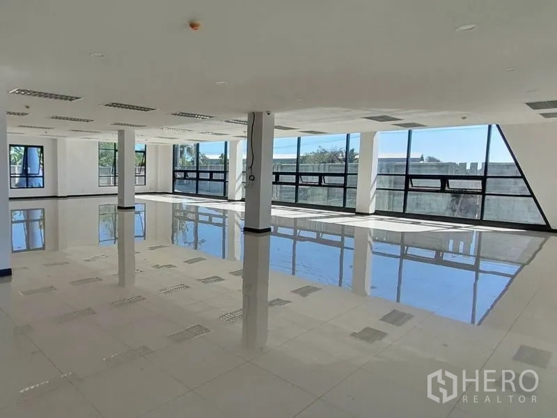 Warehouse for rent in Samut Prakan - Open-plan office floor with floor-to-ceiling windows and panoramic views.
