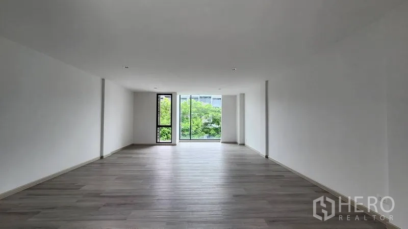 สำนักงานที่บ้าน ให้เช่า - ห้องโล่งสว่าง มองเห็นวิวต้นไม้ผ่านกระจกเต็มผนัง