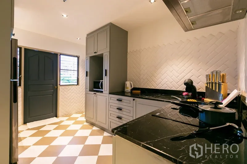 อพาร์ทเมนท์ ให้เช่าในWatthana, Bangkok - ครัวแยกพร้อมตู้บานสีเทา เคาน์เตอร์หินสีดำ และพื้นกระเบื้องลายตาราง