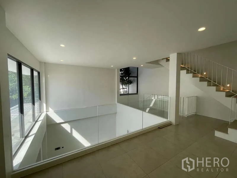 สำนักงานที่บ้าน ให้เช่าในDon Mueang, Bangkok - โถงชั้นลอยเพดานสูง โปร่งสว่าง ราวกันตกกระจก และบันไดสไตล์มินิมอล