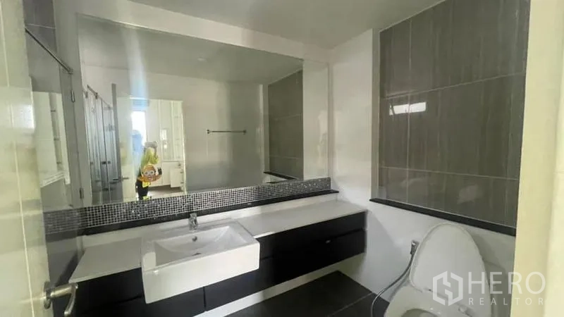 บ้าน ให้เช่าหรือขายในPrawet, Bangkok - ห้องน้ำสไตล์โมเดิร์น เคาน์เตอร์ยาว อ่างสี่เหลี่ยม และกระจกบานใหญ่