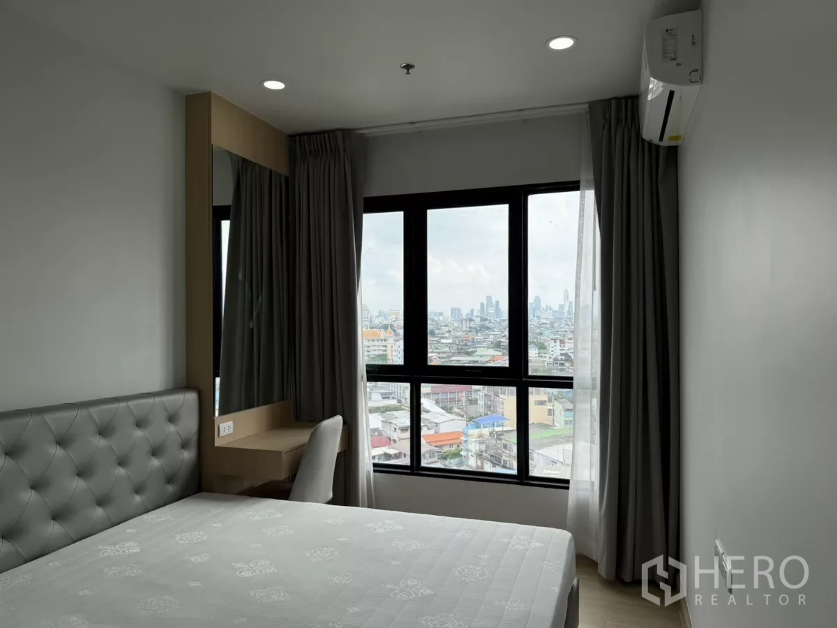 คอนโด ให้เช่าในKhlong Toei, Bangkok - โต๊ะทำงานข้างหน้าต่างในห้องนอนหลัก มองเห็นวิวเมือง