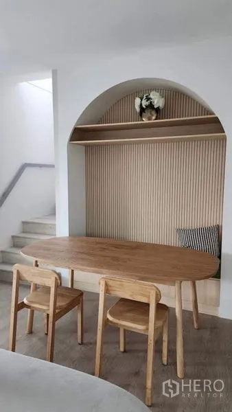 บ้าน ให้เช่า - มุมทานข้าวโต๊ะไม้ ใต้ซุ้มโค้งพร้อมชั้นวางบิวท์อิน