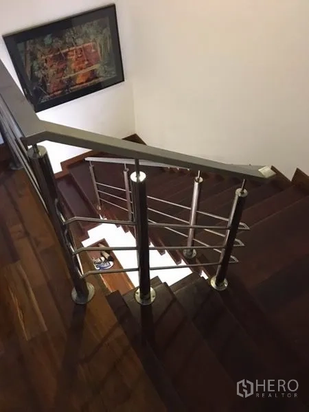 คอนโด ให้เช่าในPathum Wan, Bangkok - บันไดไม้ภายใน พร้อมราวสแตนเลส