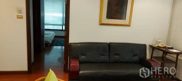 คอนโด ให้เช่าในSathon, Bangkok - มองจากห้องนั่งเล่นไปยังห้องนอน มีโซฟาหนังและโต๊ะข้าง