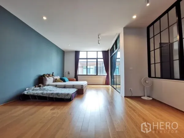 ทาวน์เฮาส์ ขาย - ห้องนอนขนาดใหญ่ พื้นไม้ หน้าต่างบานใหญ่ และผนังกระจกกรอบอลูมิเนียมสีดำ