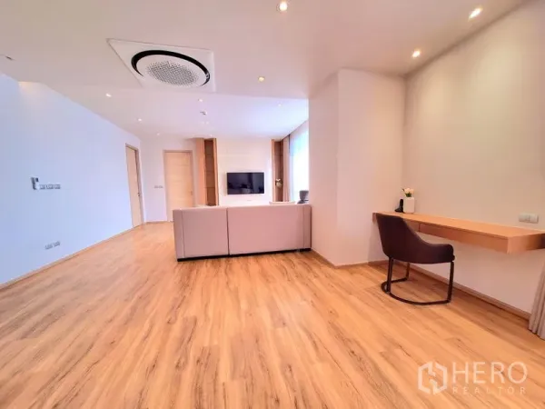 อพาร์ทเมนท์ ให้เช่าในBang Na, Bangkok - พื้นที่นั่งเล่นโอ่โถง พื้นไม้ แอร์ฝังฝ้าแบบกลม และโต๊ะทำงานบิลต์อิน