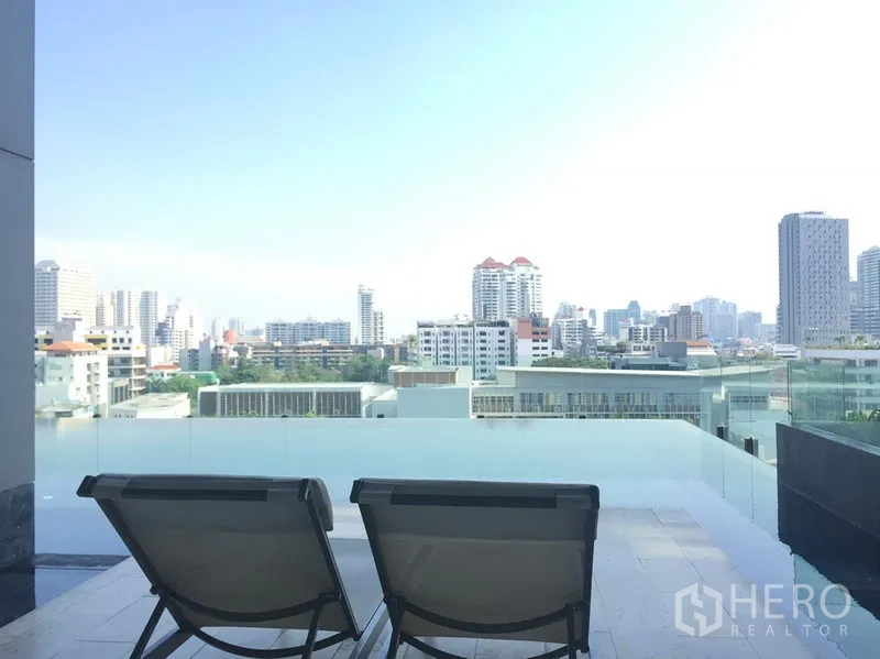 คอนโด ให้เช่าในKhlong Toei, Bangkok - สระว่ายน้ำอินฟินิตี้พร้อมเตียงอาบแดดและวิวเมืองพาโนรามา
