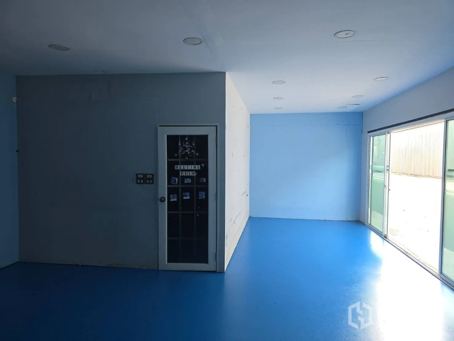 โกดัง for rent in Bang Phli, Samut Prakan - ทางเดินในสำนักงานไปยังประตูกระจกบานเลื่อนและห้องประชุมแยก