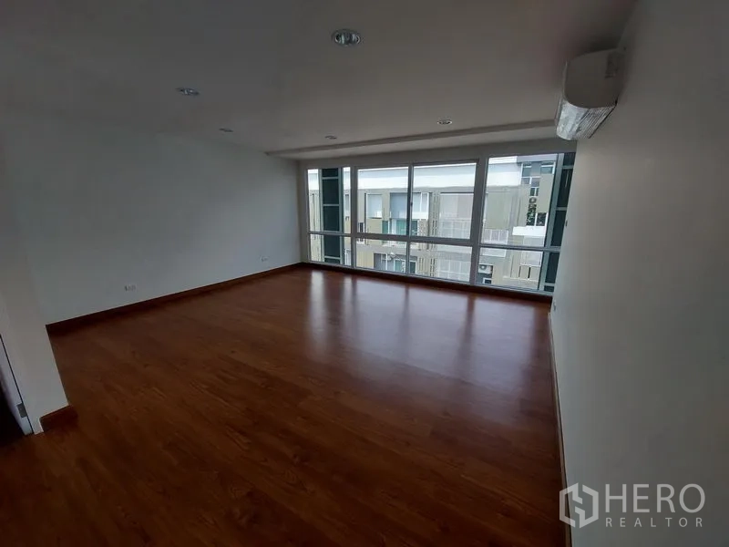 ทาวน์เฮาส์ ขายในWang Thonglang, Bangkok - ห้องนอนขนาดใหญ่ พื้นไม้ หน้าต่างกว้าง มองเห็นวิวทาวน์โฮมข้างเคียง