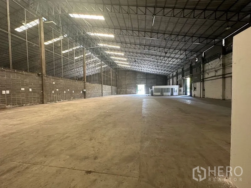 Warehouse for rent in Suan Luang, Bangkok - Long-span warehouse floor with skylights and wide entry door in Suan Luang Bangkok.