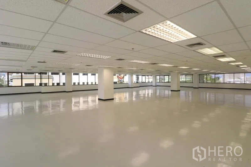 办公空间 出租在Bang Rak, Bangkok - 宽阔的开放式办公室，柱体布局、吊顶与环幕窗，便于灵活分区。