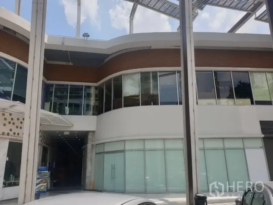 พื้นที่ขายปลีก ให้เช่าในKhlong Toei, Bangkok - อาคารพาณิชย์สมัยใหม่ด้านหน้ากระจกโค้ง พร้อมหน้าร้านชั้นล่าง ในย่านพร้อมพงษ์