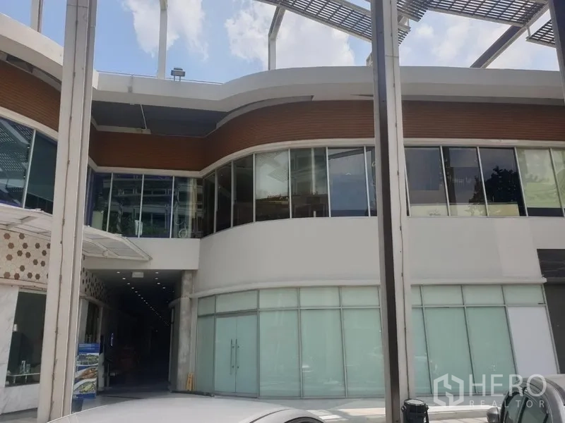 พื้นที่ขายปลีก ให้เช่าในKhlong Toei, Bangkok - อาคารพาณิชย์สมัยใหม่ด้านหน้ากระจกโค้ง พร้อมหน้าร้านชั้นล่าง ในย่านพร้อมพงษ์