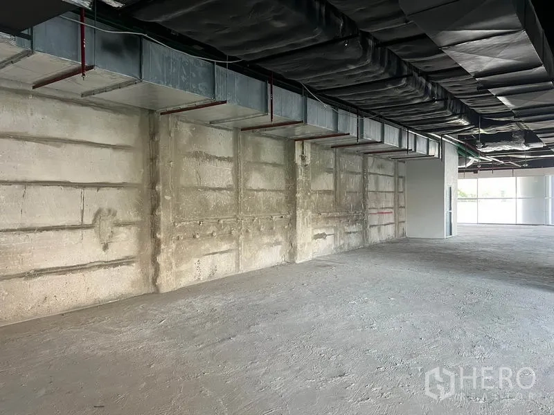 พื้นที่ขายปลีก ให้เช่าในBang Rak, Bangkok - ภายในกว้าง โชว์ผนังคอนกรีต ฝ้าแผ่นฉนวนและท่อลม พร้อมต่อเติมตกแต่ง