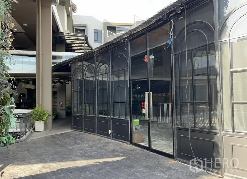 พื้นที่ขายปลีก ให้เช่า - ประตูทางเข้าหลักบานกระจกสูงและหน้าต่างโค้ง ติดกับโถงศูนย์การค้า
