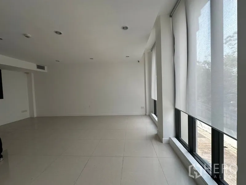 สำนักงานที่บ้าน ให้เช่าในPhra Khanong, Bangkok - ห้องทำงานมุมอาคาร หน้าต่างเต็มความสูง พร้อมมู่ลี่กรองแสง