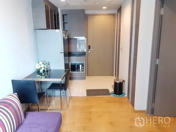 公寓 出售在Khlong Toei, Bangkok - 紧凑开放式厨房，吊柜、冰箱、微波炉与小餐桌，靠近入户门