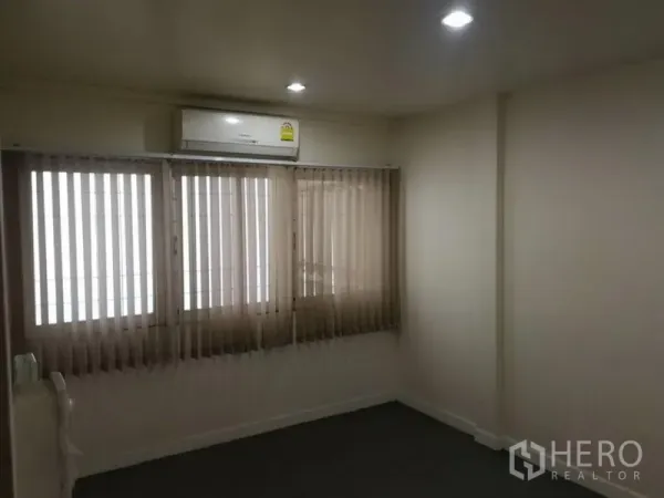 ทาวน์เฮาส์ ให้เช่าในKhlong Toei, Bangkok - ห้องนอนอบอุ่นพร้อมม่านปรับแสงและเครื่องปรับอากาศ