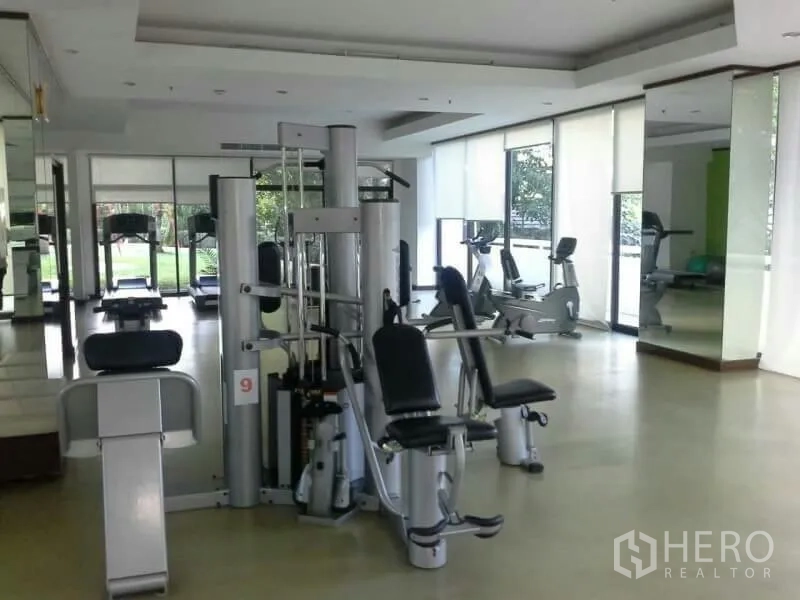 คอนโด ให้เช่าในWatthana, Bangkok - ฟิตเนสครบครันด้วยเครื่องเวทและคาร์ดิโอ พร้อมกระจกบานใหญ่และวิวสวน