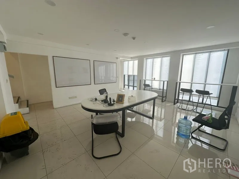 สำนักงานที่บ้าน ให้เช่าในBang Na, Bangkok - ออฟฟิศชั้นบนสว่าง โต๊ะทรงรี และหน้าต่างสูงจรดพื้น