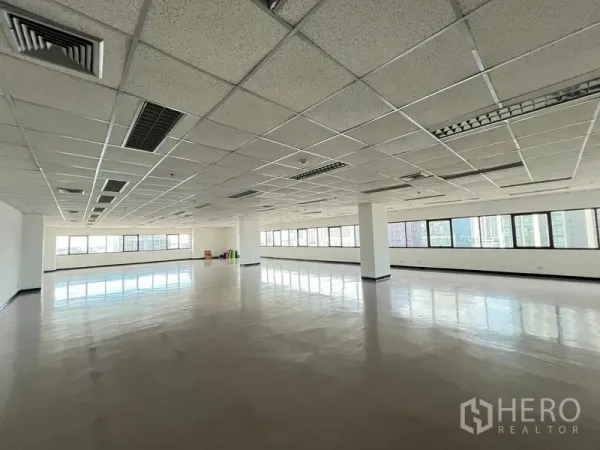 สำนักงาน ให้เช่าหรือขาย - พื้นออฟฟิศกว้าง พื้นสะท้อนแสง เสากลาง และแสงธรรมชาติจากหน้าต่างโดยรอบ